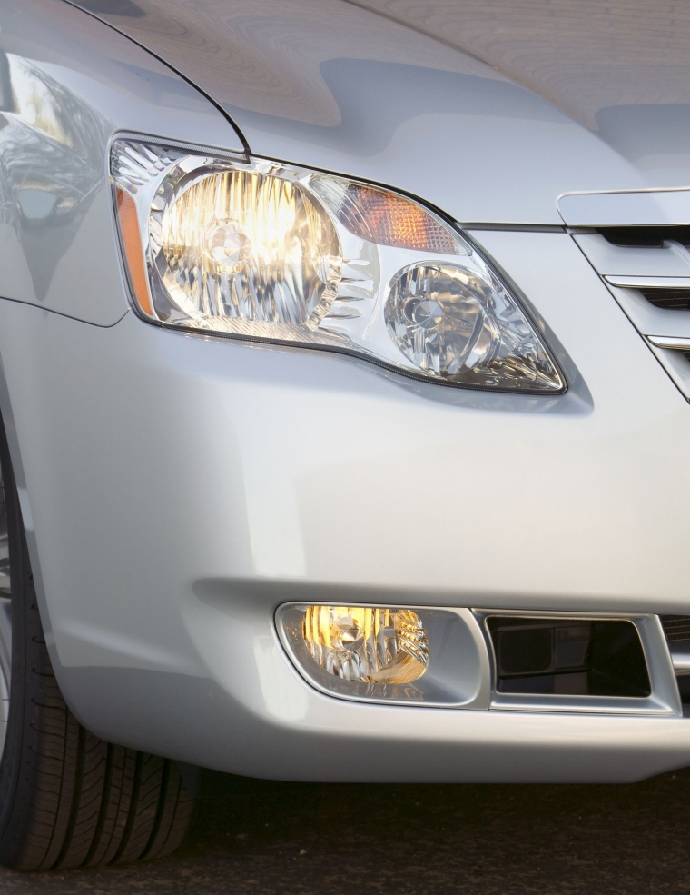 2010 Toyota Avalon Limited Headlight Picture