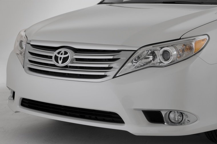 2012 Toyota Avalon Headlight Picture