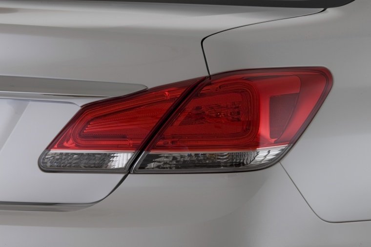 2012 Toyota Avalon Tail Light Picture