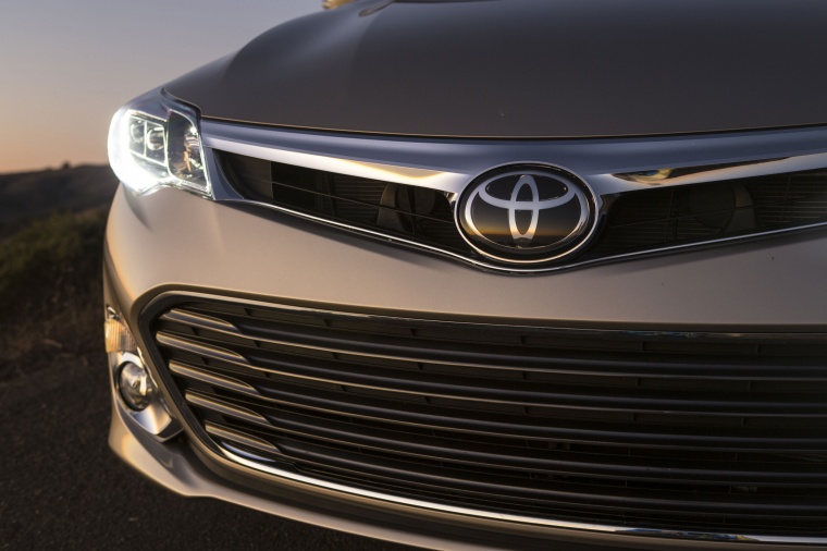 2013 Toyota Avalon Limited Headlight Picture