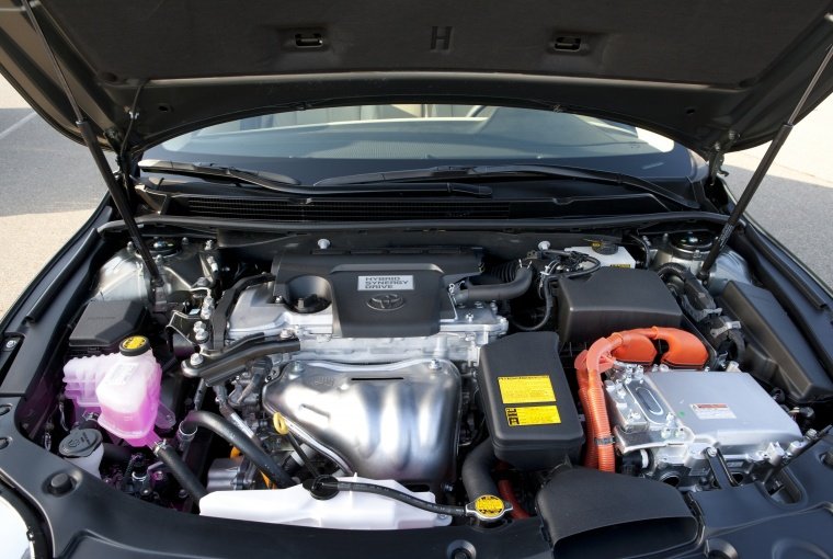 2014 Toyota Avalon Hybrid 2.5-liter 4-cylinder Hybrid Engine Picture