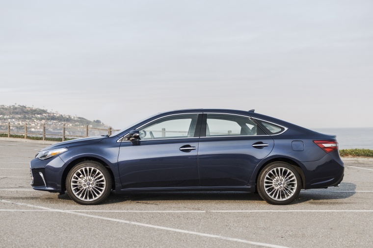 2016 Toyota Avalon Limited Picture