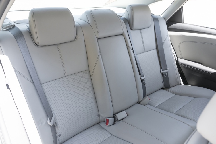 2016 Toyota Avalon Hybrid Limited Rear Seats Picture