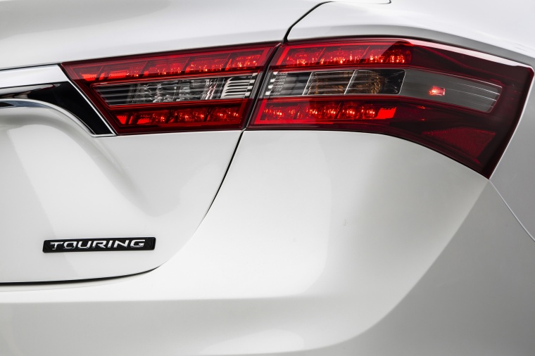 2016 Toyota Avalon Touring Tail Light Picture