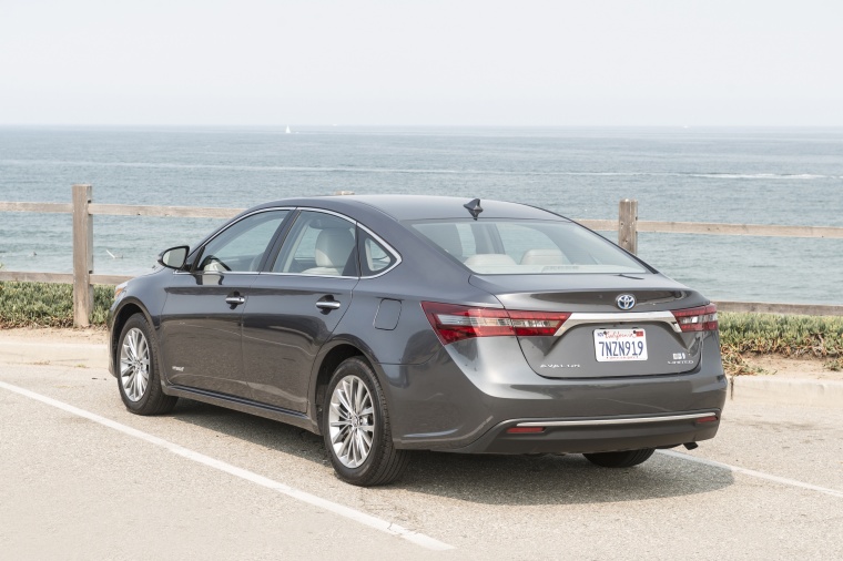 2017 Toyota Avalon Hybrid Limited Picture