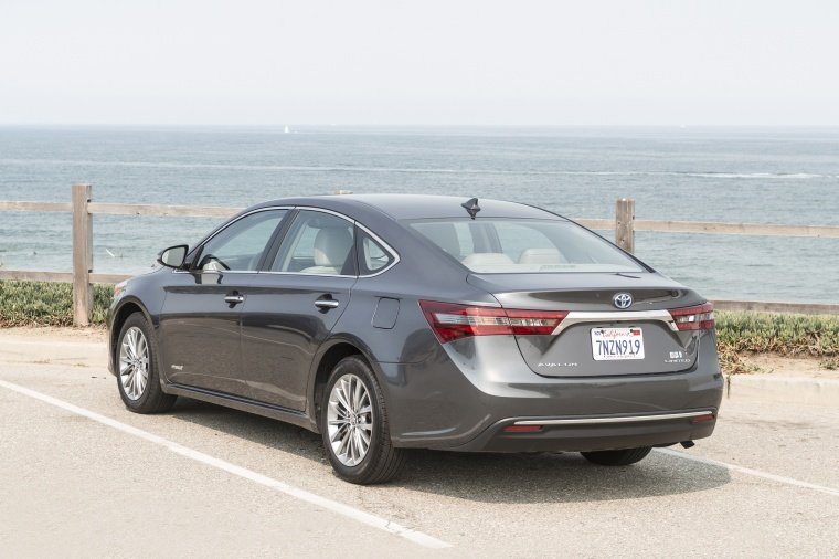 2018 Toyota Avalon Hybrid Limited Picture