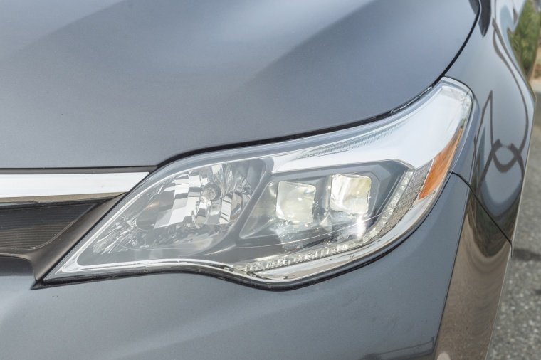 2018 Toyota Avalon Hybrid Limited Headlight Picture