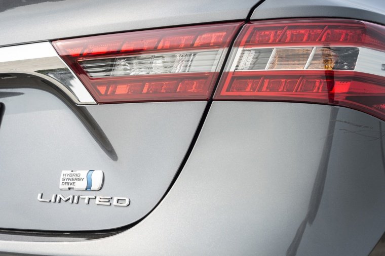 2018 Toyota Avalon Hybrid Limited Tail Light Picture