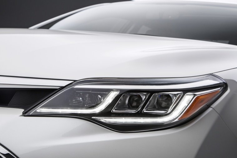 2018 Toyota Avalon Touring Headlight Picture