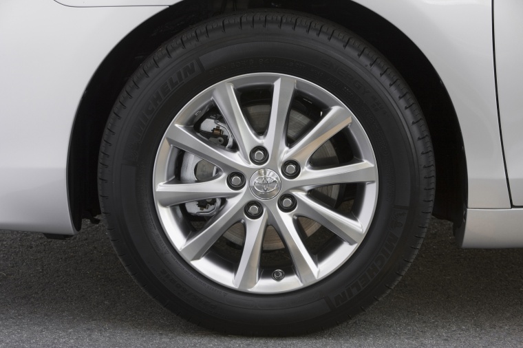 2011 Toyota Camry Hybrid Rim Picture