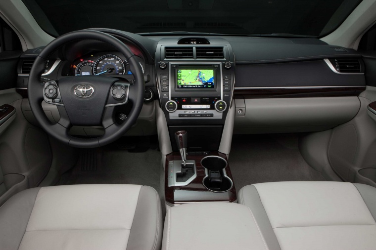 2013 Toyota Camry XLE Cockpit Picture