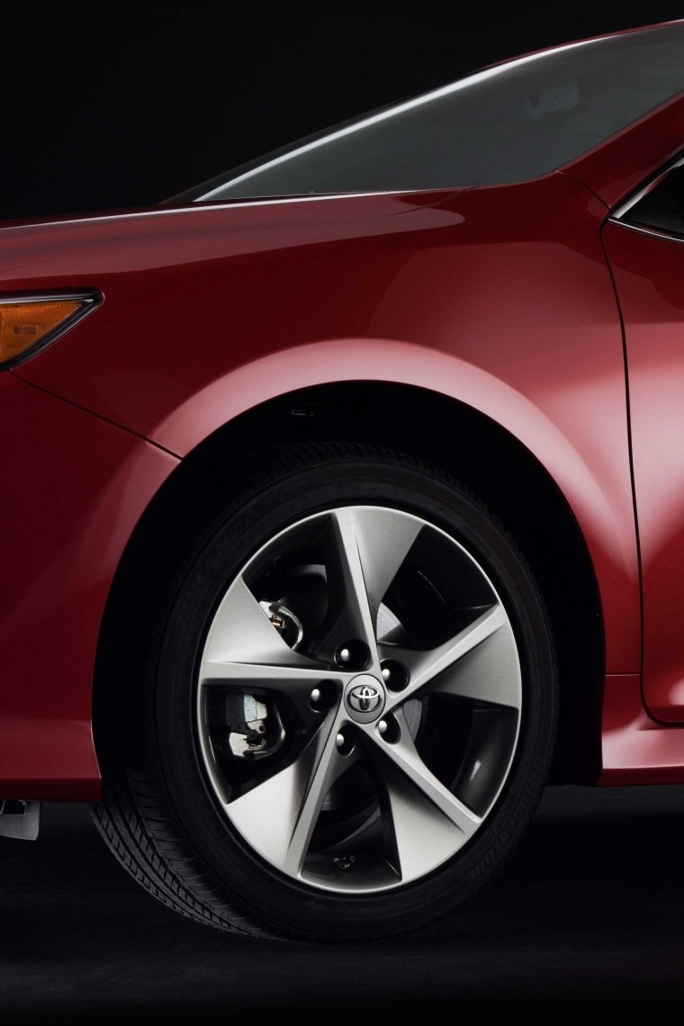 2014 Toyota Camry SE Rim Picture