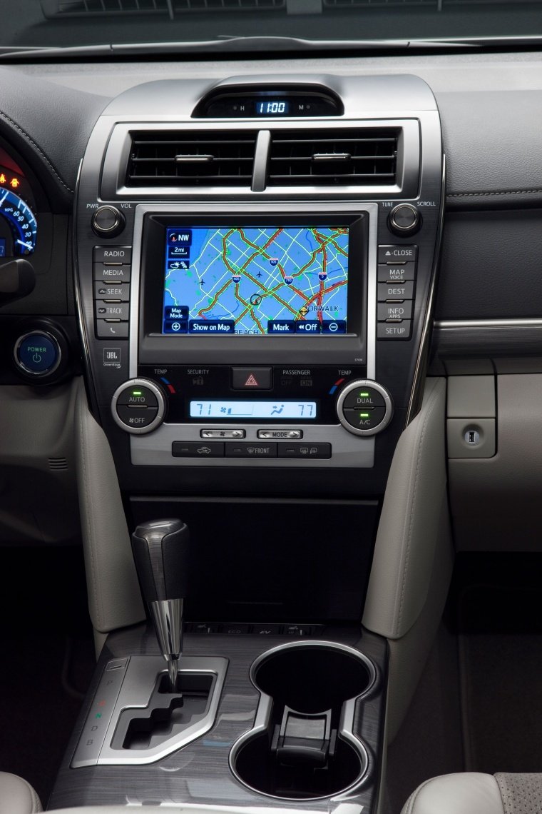 2014 Toyota Camry Hybrid XLE Center Stack Picture