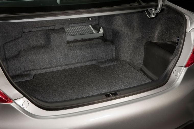 2014 Toyota Camry Hybrid XLE Trunk Picture