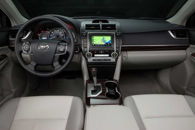 2014 Toyota Camry XLE Cockpit Picture