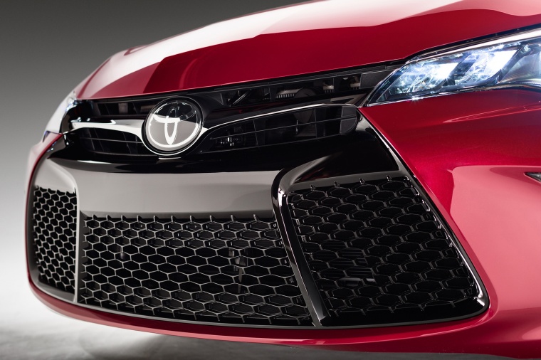 2015 Toyota Camry XSE Grille Picture