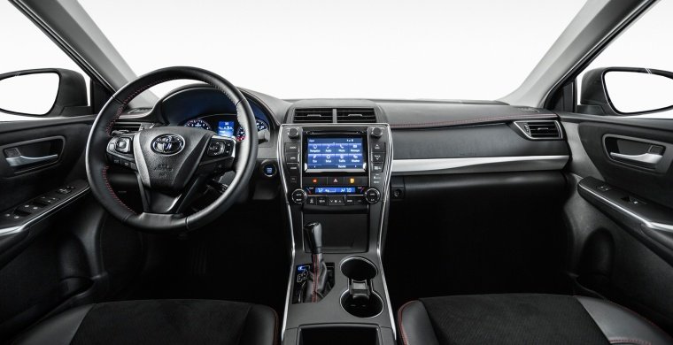 2015 Toyota Camry XSE Cockpit Picture