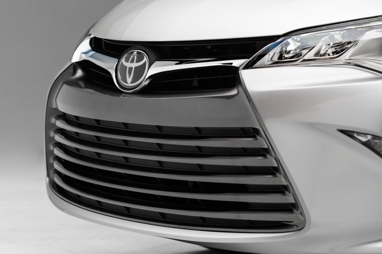 2016 Toyota Camry SE Grille Picture
