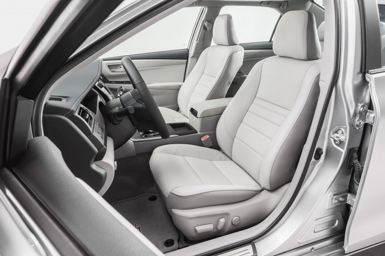2016 Toyota Camry SE Front Seats Picture