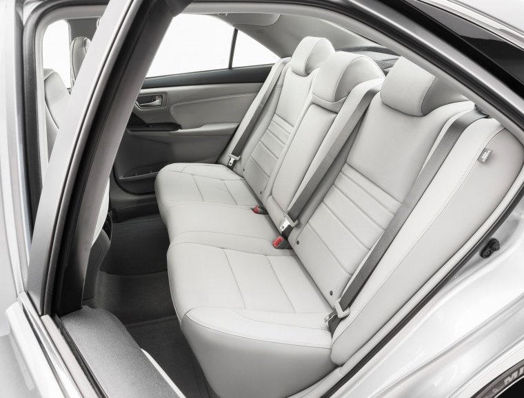2016 Toyota Camry SE Rear Seats Picture
