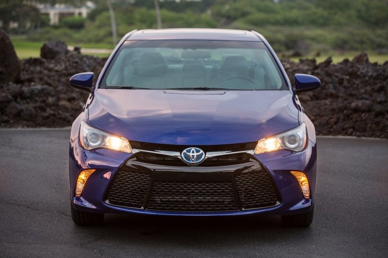 2016 Toyota Camry Hybrid SE Picture