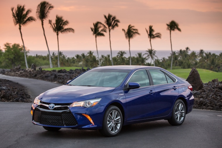 2016 Toyota Camry Hybrid SE Picture