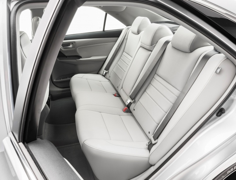 2017 Toyota Camry SE Rear Seats Picture