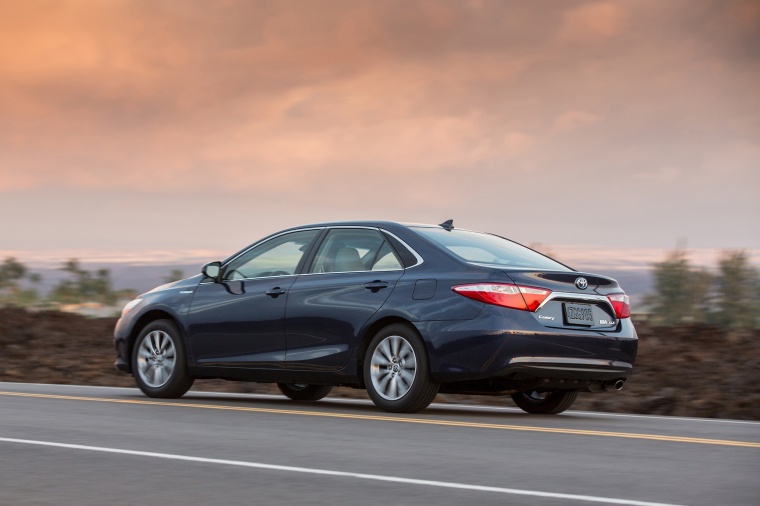 2017 Toyota Camry Hybrid SE Picture