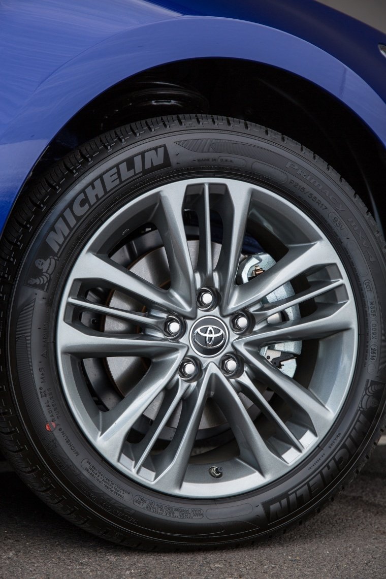 2017 Toyota Camry Hybrid SE Rim Picture