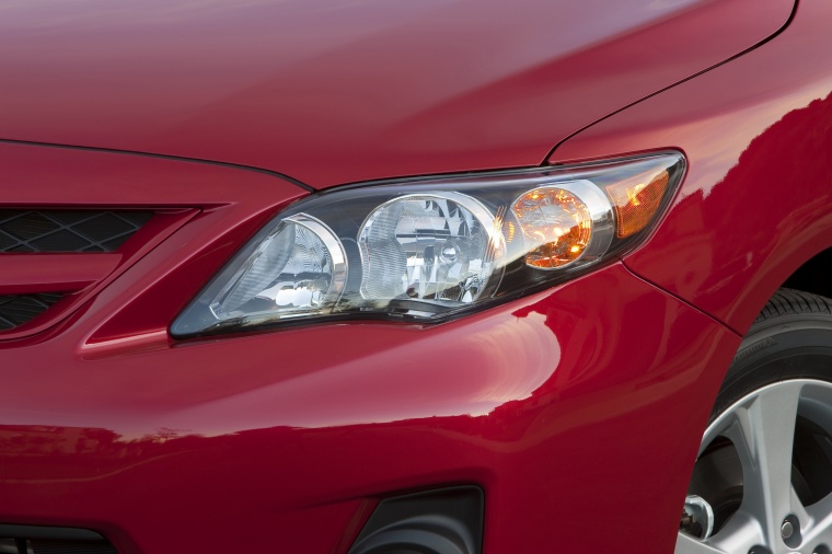 2013 Toyota Corolla S Headlight Picture