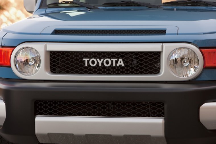 2014 Toyota FJ Cruiser Headlights Picture