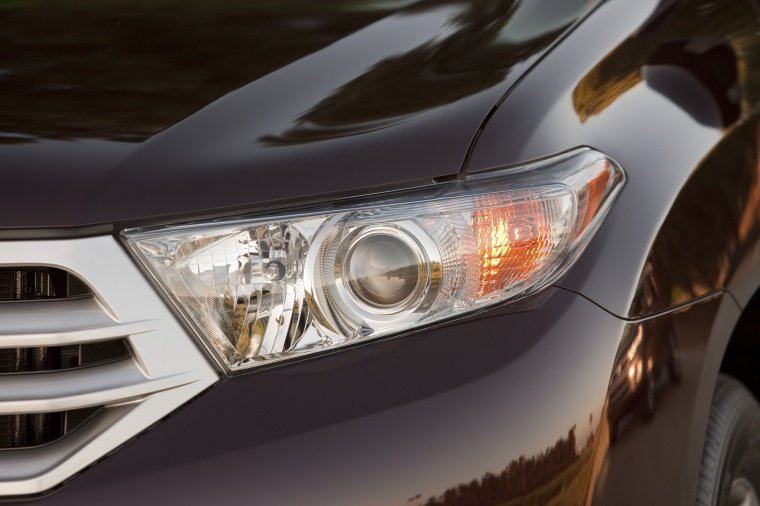 2012 Toyota Highlander Limited V6 Headlight Picture
