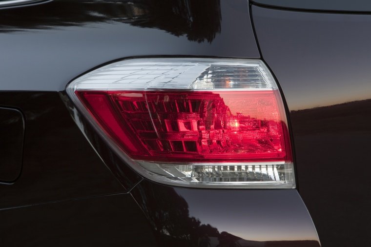 2013 Toyota Highlander Limited V6 Tail Light Picture
