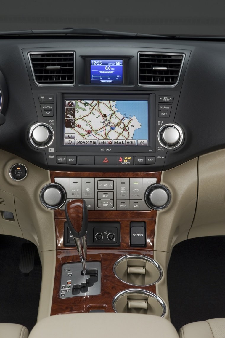 2013 Toyota Highlander Center Stack Picture