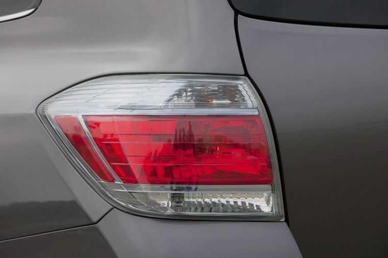 2013 Toyota Highlander Hybrid Tail Light Picture