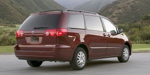 2010 Toyota Sienna Pictures