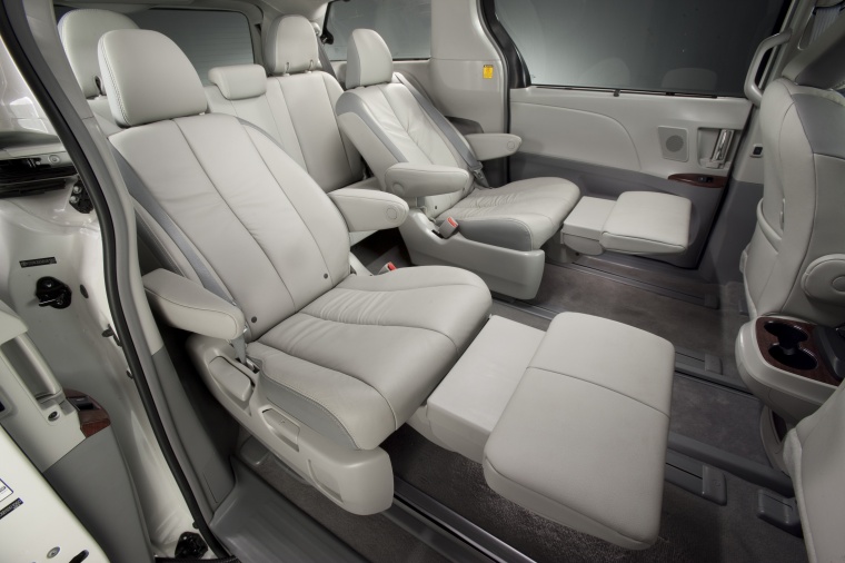 2011 Toyota Sienna Limited Middle Row Seats Picture