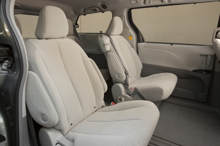 2012 Toyota Sienna LE Middle Row Seats Picture