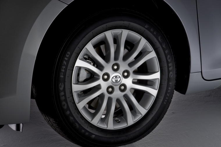 2013 Toyota Sienna XLE Rim Picture