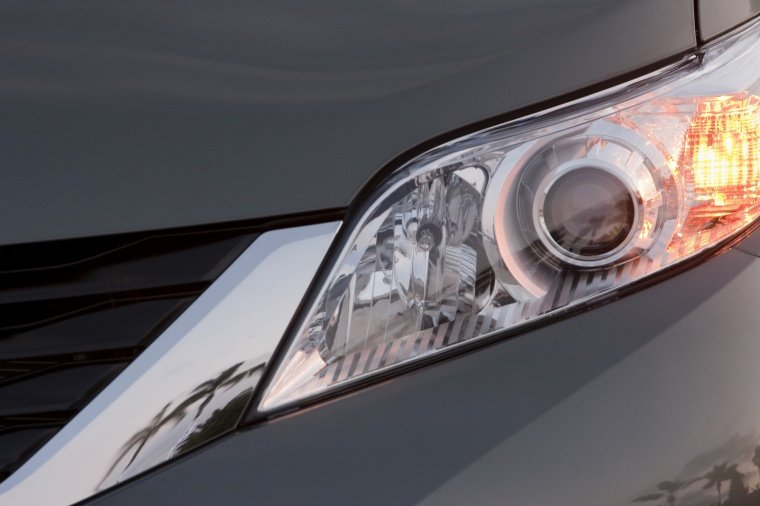 2013 Toyota Sienna LE Headlight Picture