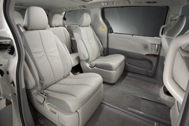 2013 Toyota Sienna Limited Middle Row Seats Picture
