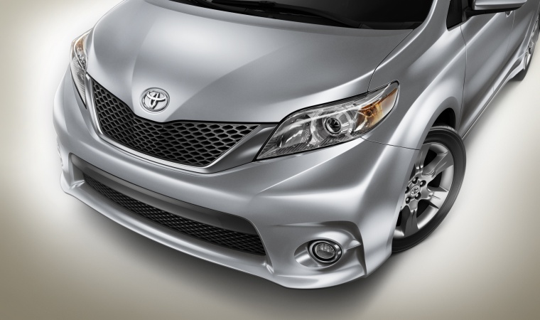 2013 Toyota Sienna SE Headlight Picture