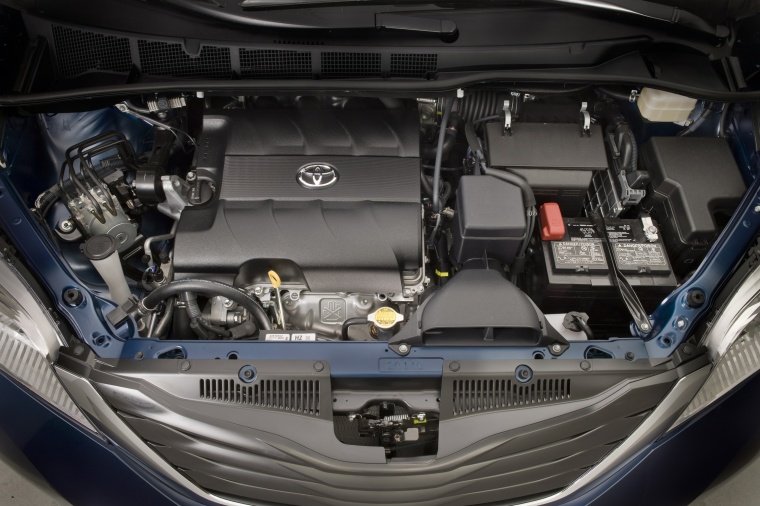 2013 Toyota Sienna LE 3.5L V6 Engine Picture