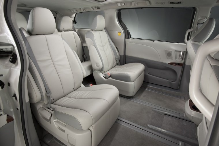 2014 Toyota Sienna Limited Middle Row Seats Picture
