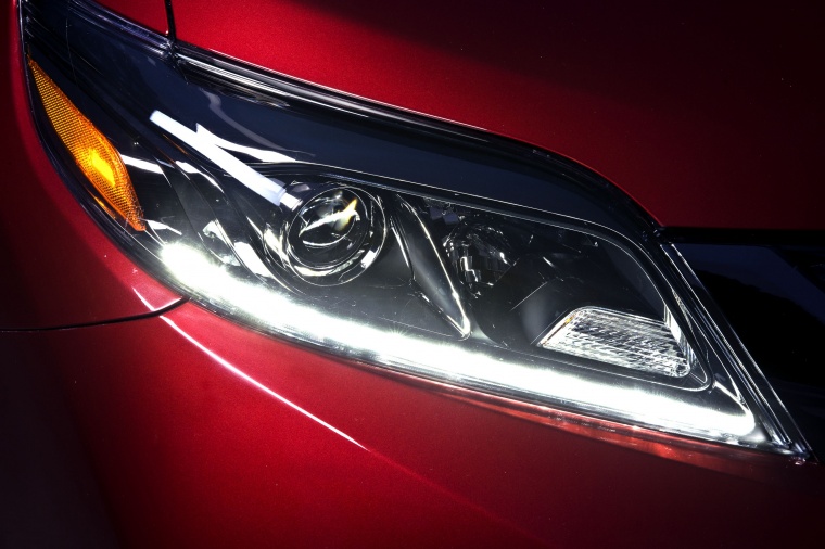 2015 Toyota Sienna SE Headlight Picture