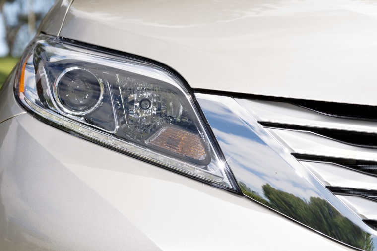 2015 Toyota Sienna Limited AWD Headlight Picture