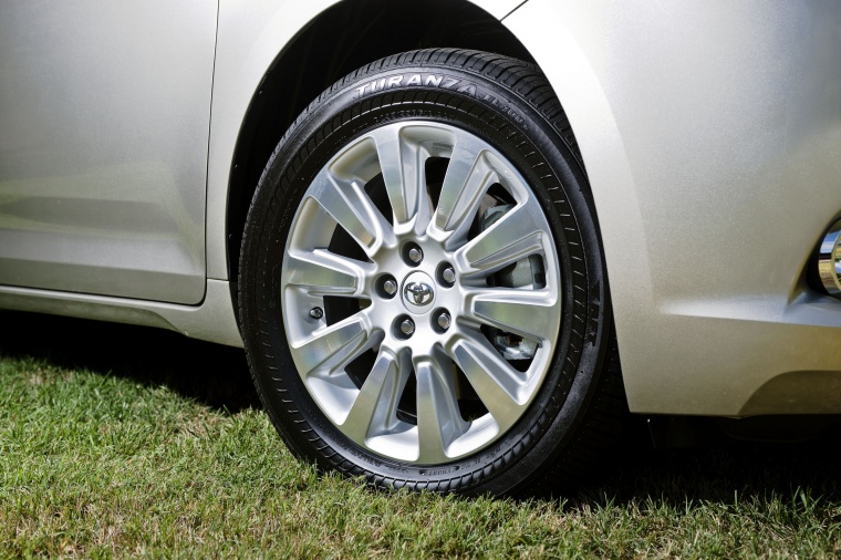 2016 Toyota Sienna Limited AWD Rim Picture