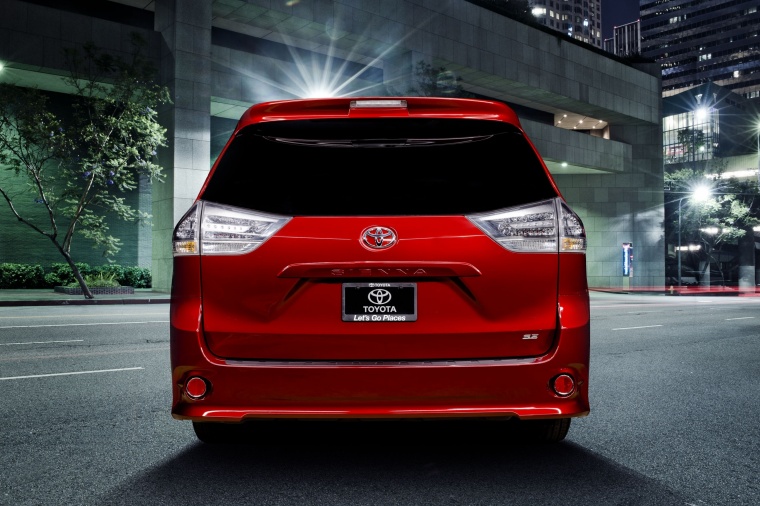 2017 Toyota Sienna SE Picture