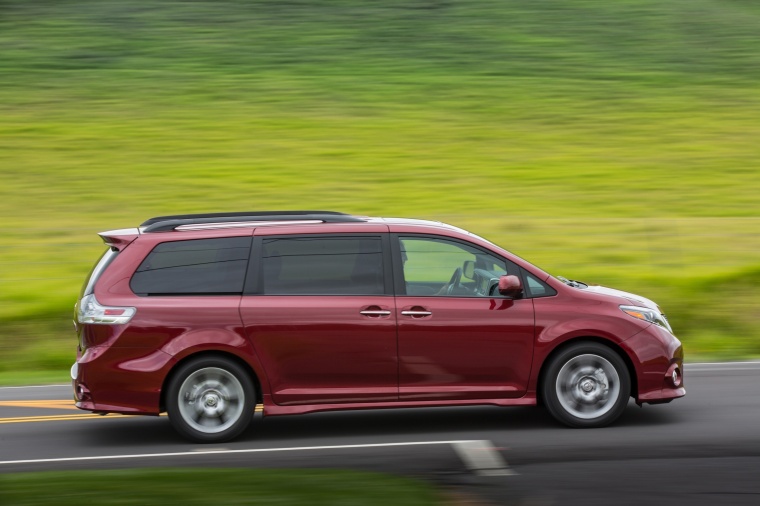 2017 Toyota Sienna SE Picture