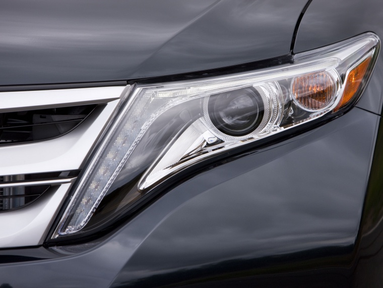 2013 Toyota Venza Limited 4WD Headlight Picture